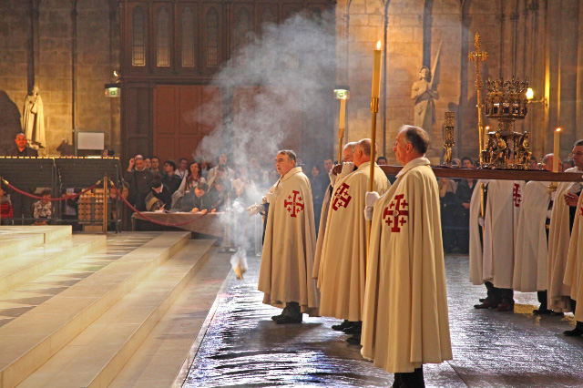 Knights carrying The Crown of Thorns