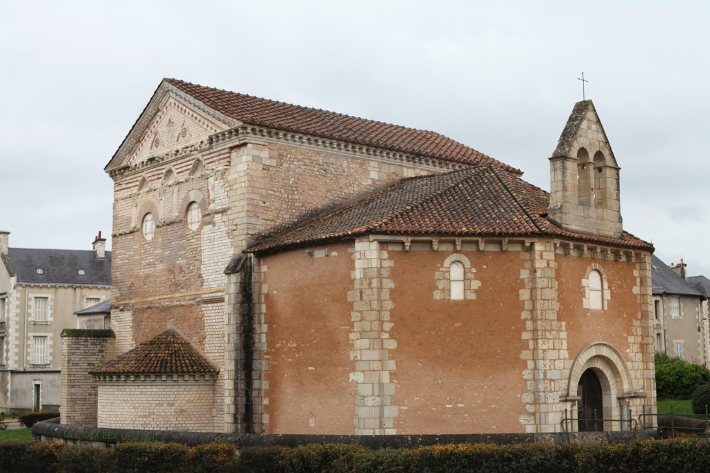 uec_fr_poitiers_baptistere_saint_jean_side_front