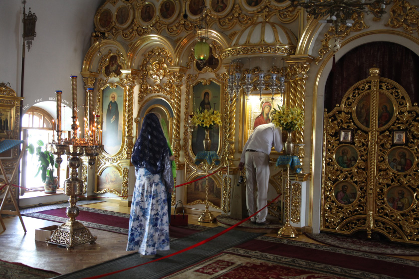 Orthodox piety, here before the Γοργοεπήκοος (Горгоэпикоос — Gorgoepikoos) — Икона Божией Матери Скоропослушница — Icon of the Mother of God Quick to Harken, in the Церковь Покрова Богородицы в Спасо-Преображенский монастырь в Муроме – Church of the Intercession of the Virgin in the Holy Transfiguration Monastery in Murom